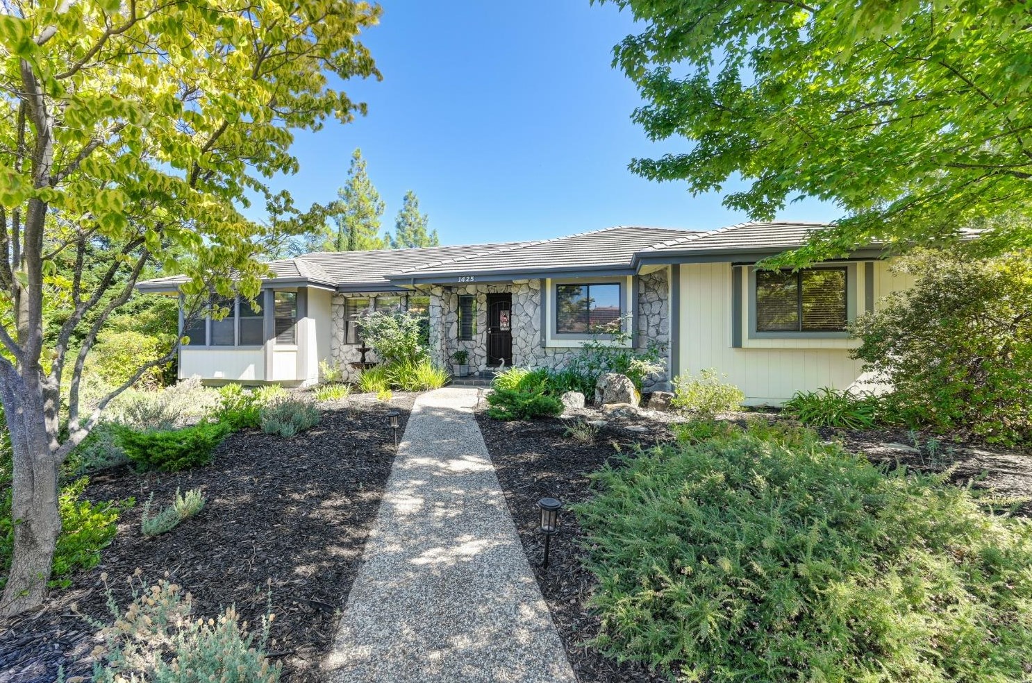 1425 Ridgeview Cir, Auburn, CA 95603-6007