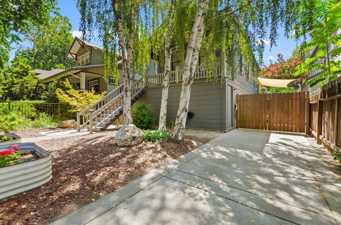 504 T St, Sacramento CA  95811-6916 exterior