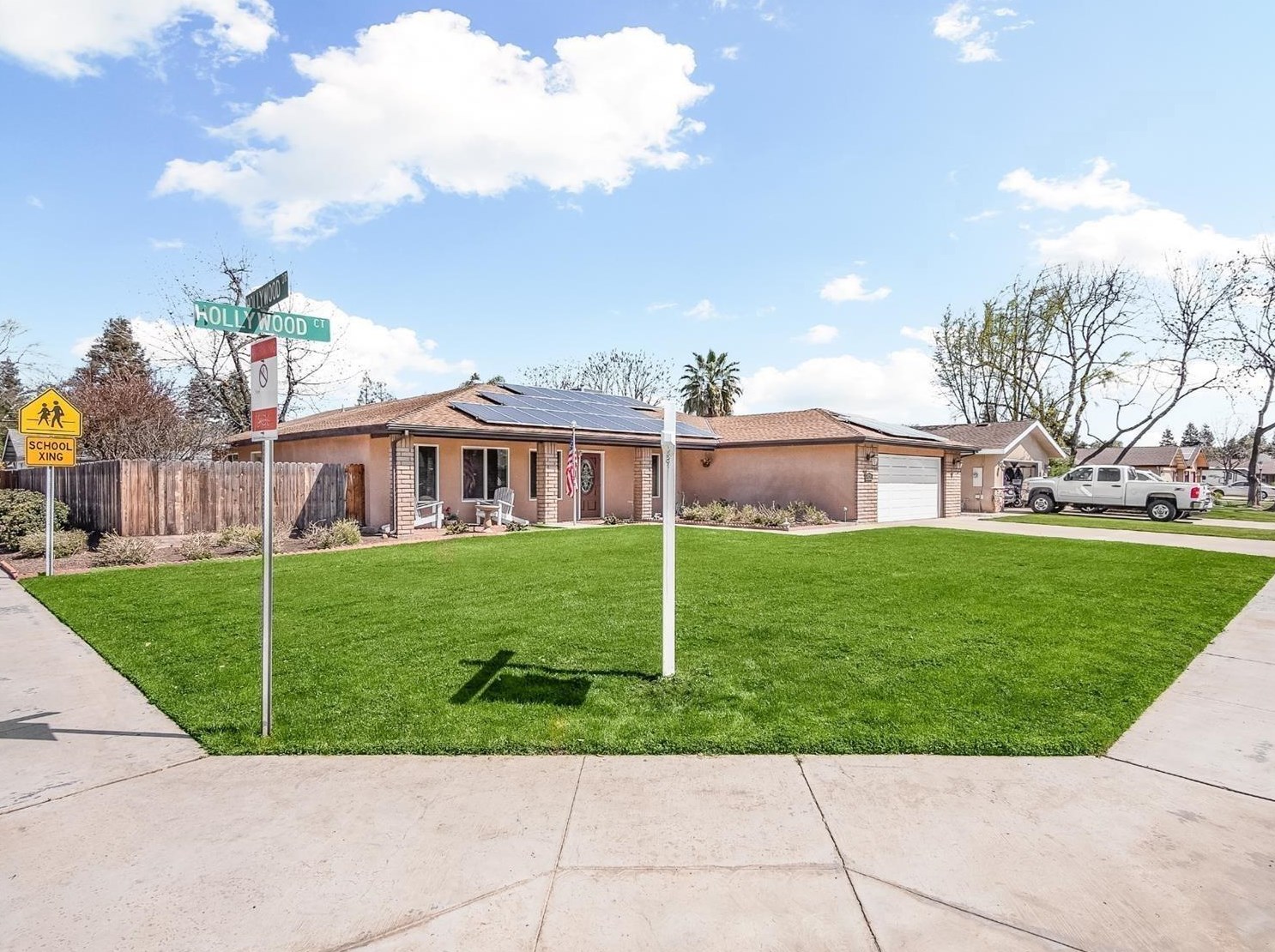 426 W Hollywood Ct, Navelencia, CA 93654