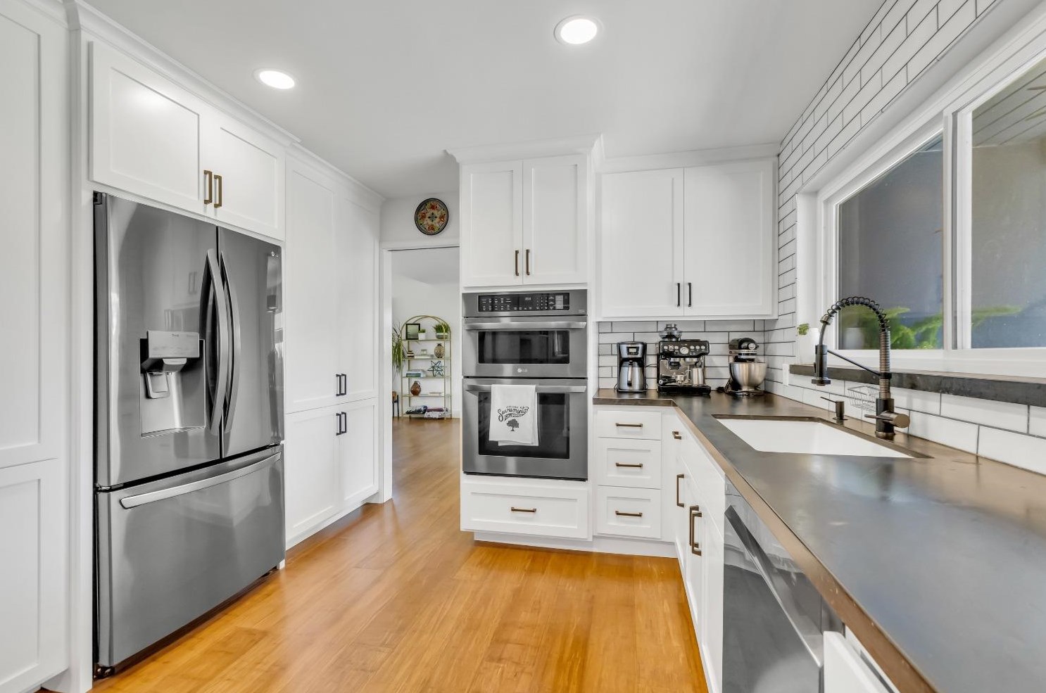 1224 41st Ave, Sacramento CA  95822-2943 exterior
