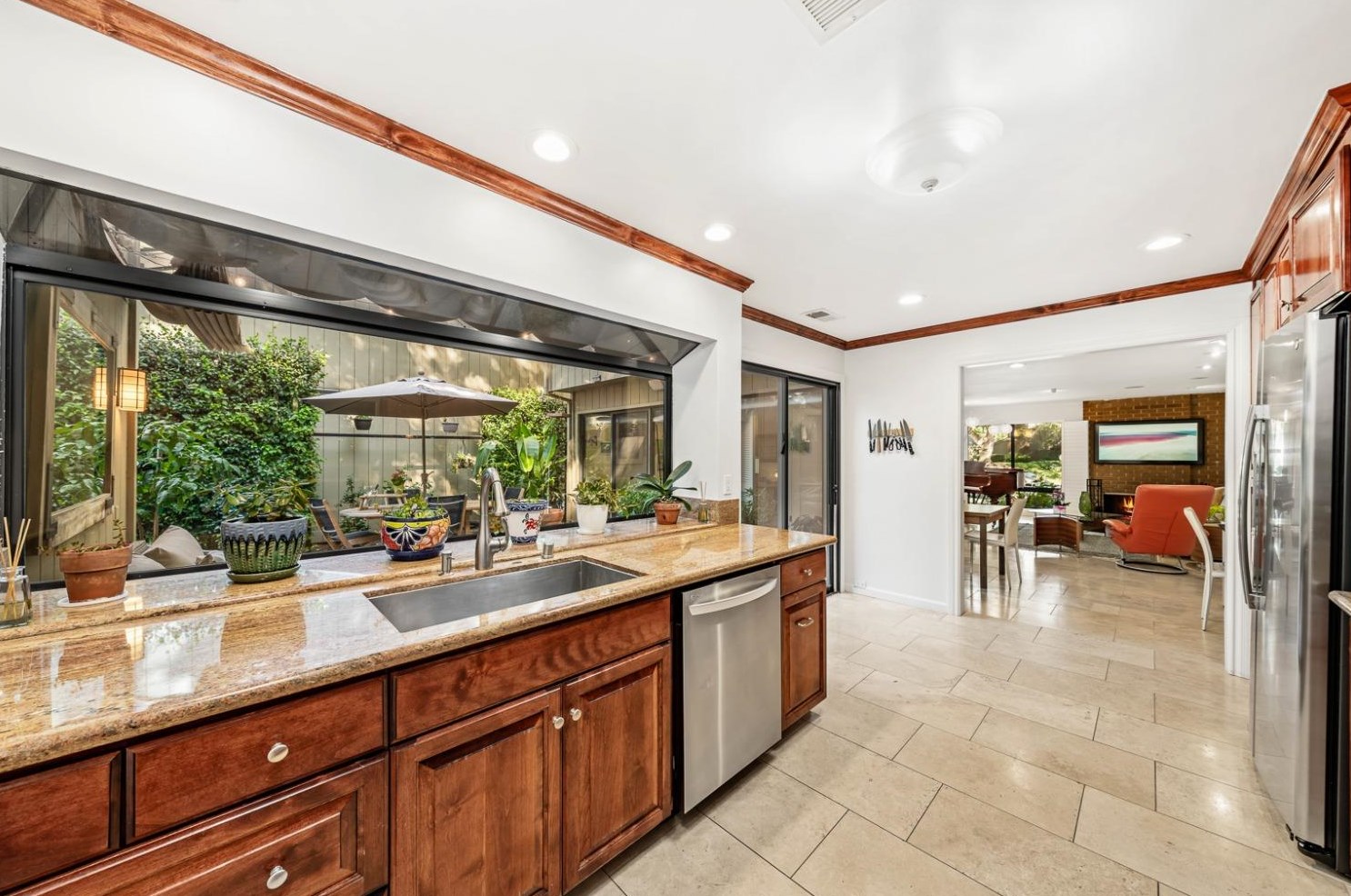 1581 University Ave, Sacramento CA  95825-6863 exterior