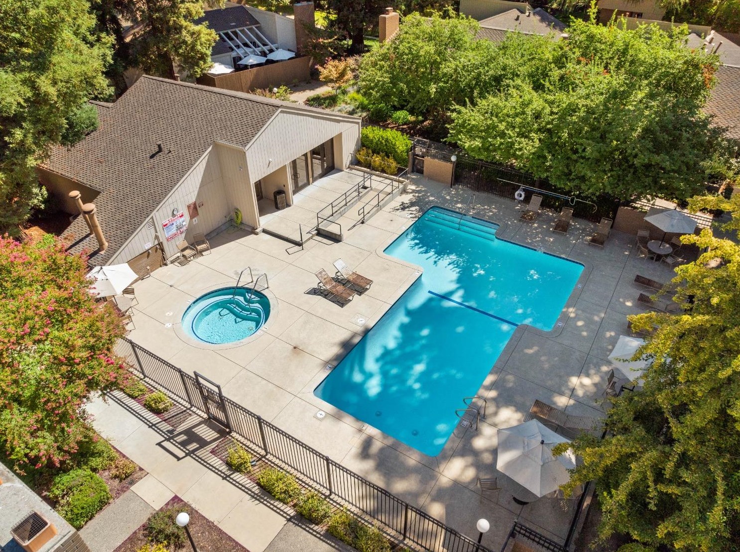 1581 University Ave, Sacramento CA  95825-6863 exterior