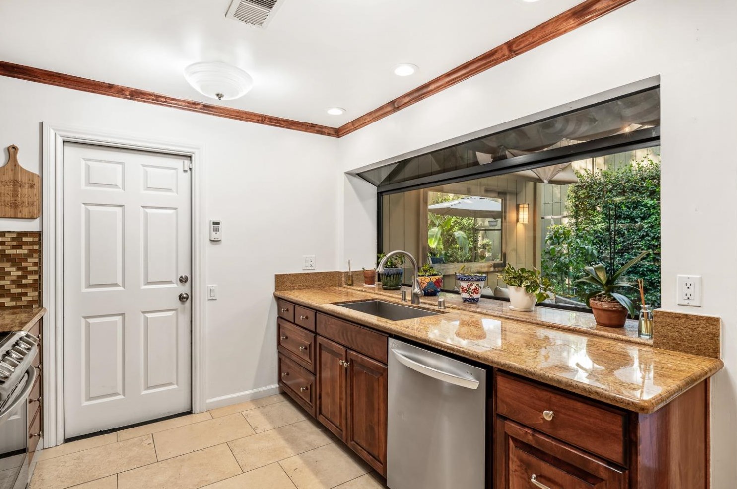 1581 University Ave, Sacramento CA  95825-6863 exterior