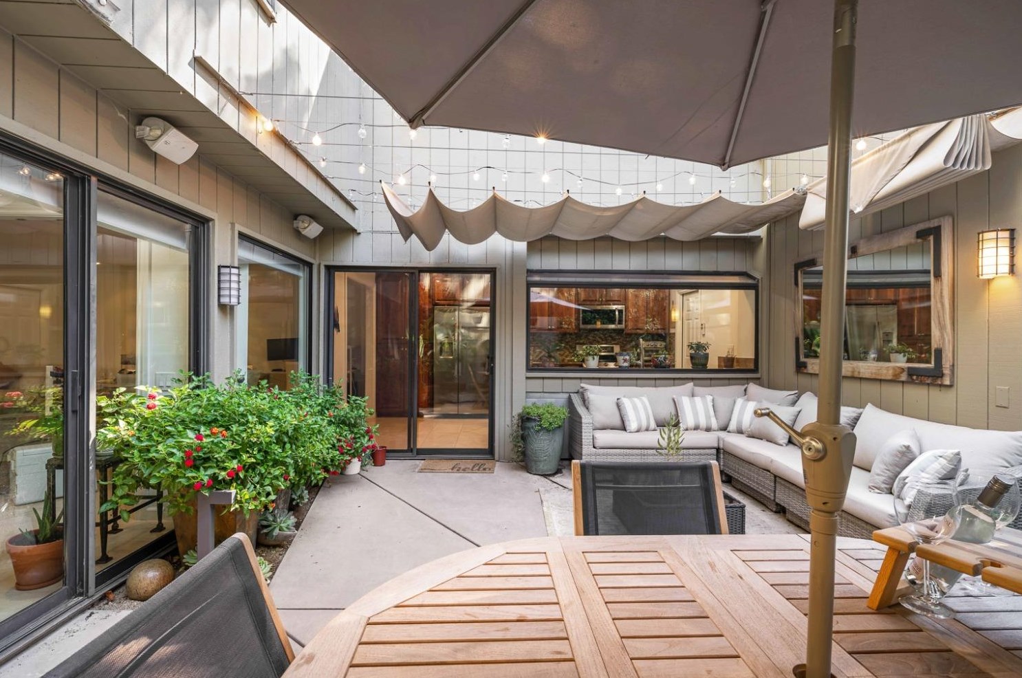 1581 University Ave, Sacramento CA  95825-6863 exterior