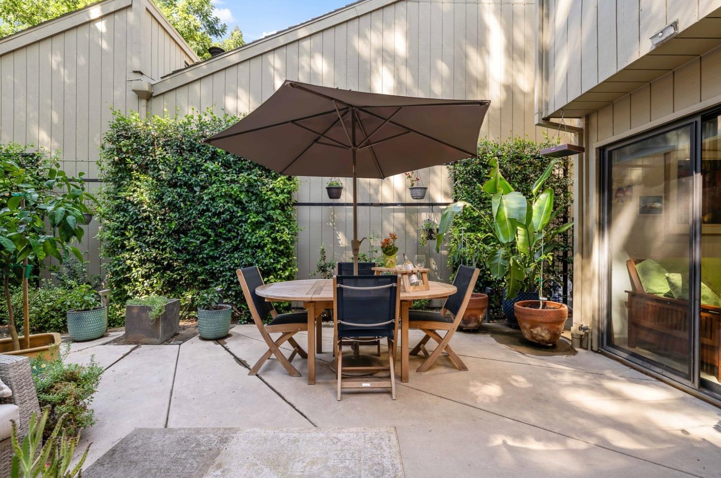 1581 University Ave, Sacramento CA  95825-6863 exterior