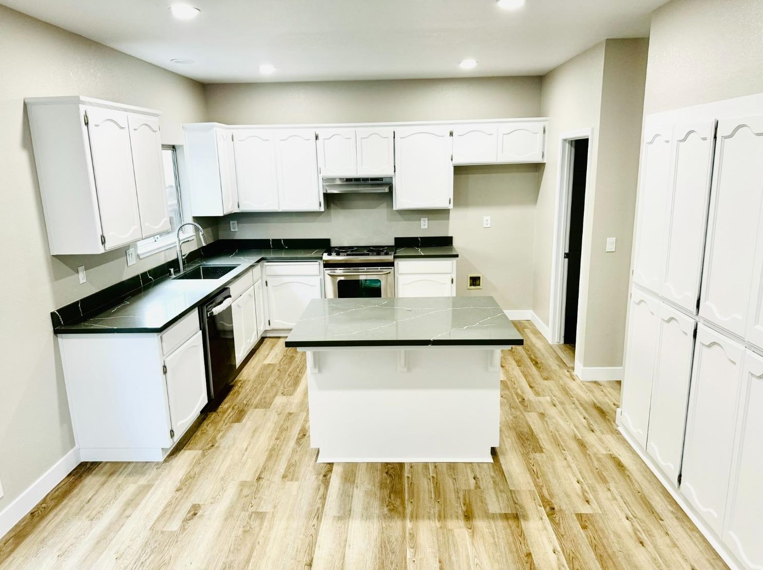 1742 Porter Way, Turlock, CA 95380