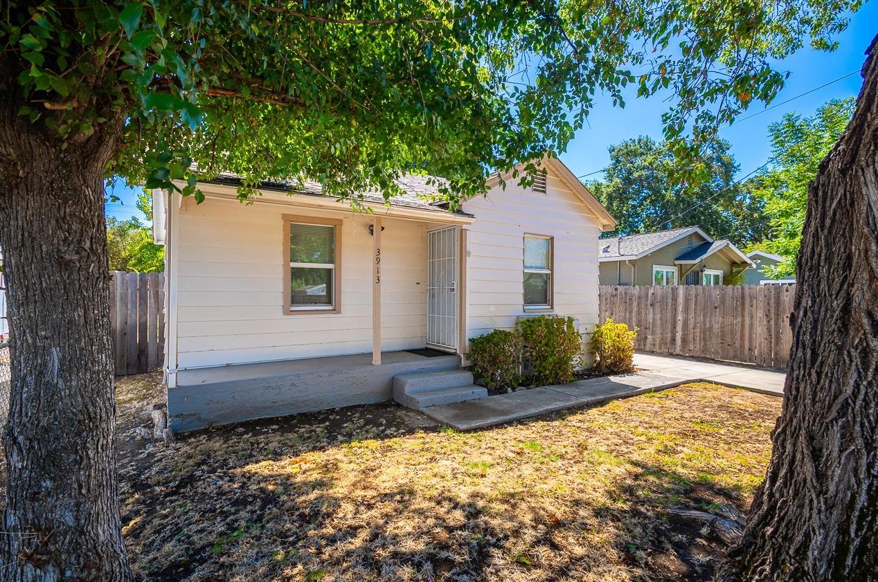 3913 36th St, Sacramento, CA 95820-1242