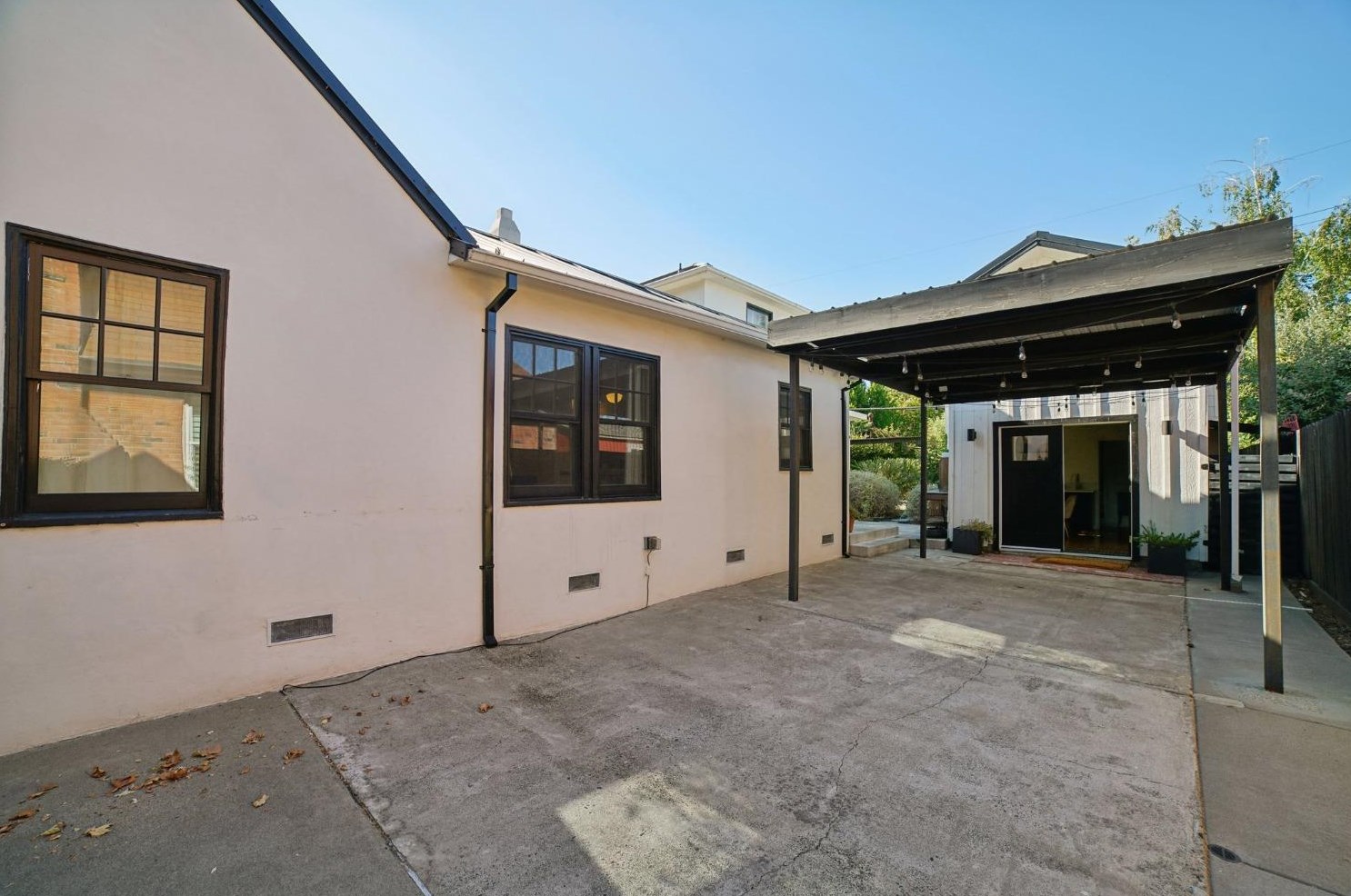 2871 3rd Ave, Sacramento CA  95818-2707 exterior