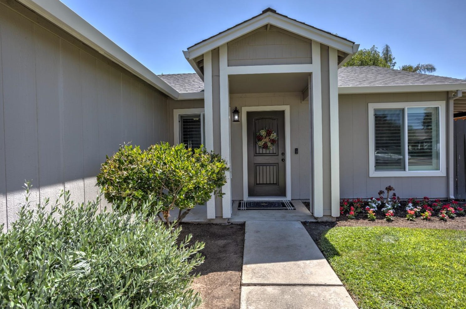730 Ravenswood Dr, Livingston, CA 95334