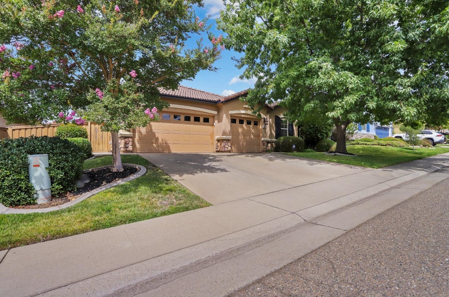 2042 Stockman Cir, Folsom, CA 95630