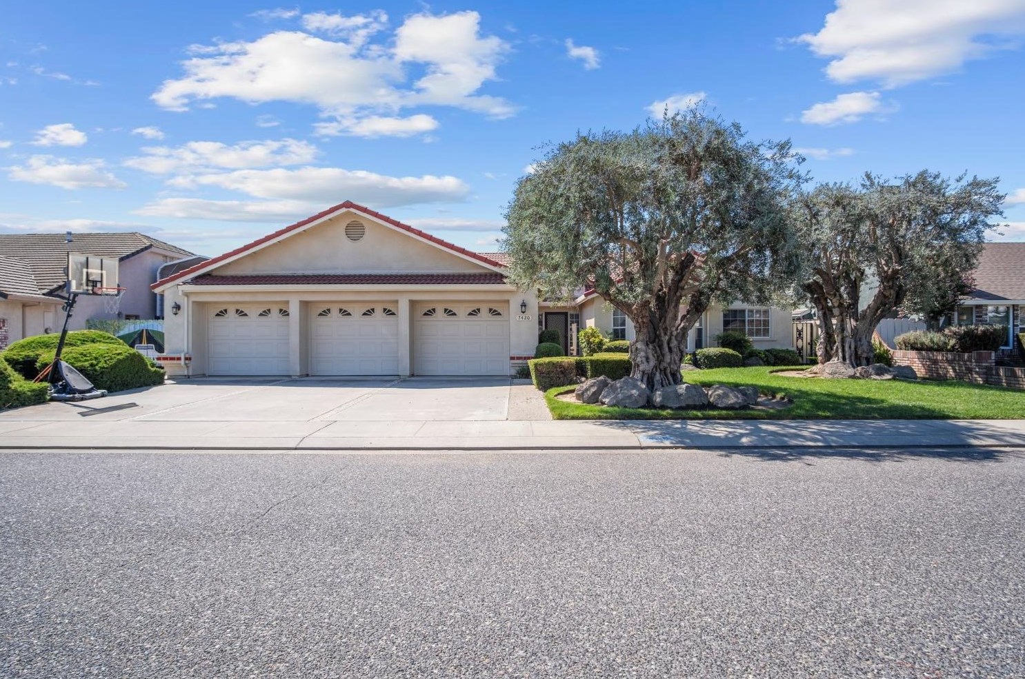 7420 Steeplechase Dr, Hughson, CA 95326-9639