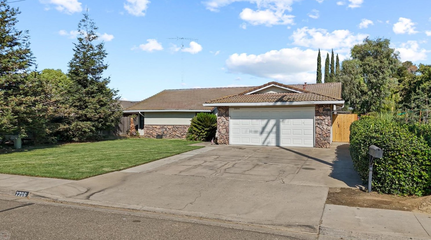 2206 7th, Hughson, CA 95326