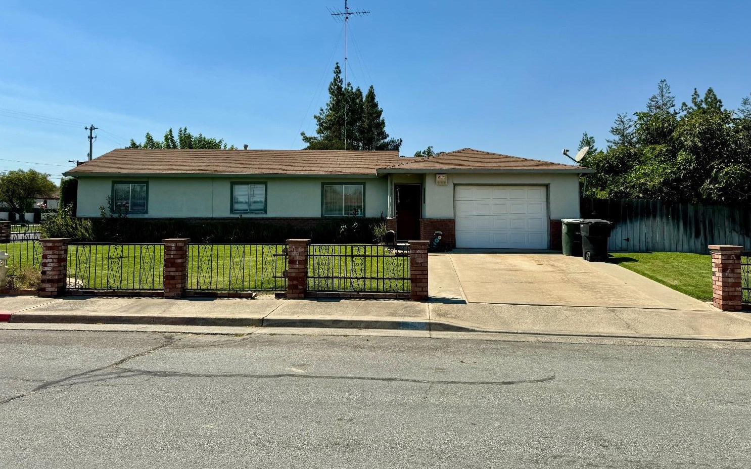 701 Celia Dr, Livingston, CA 95334