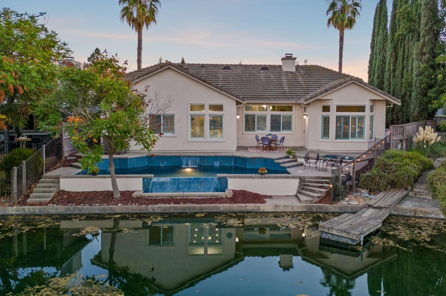2601 Buckminster Dr, Elk Grove, CA 95758