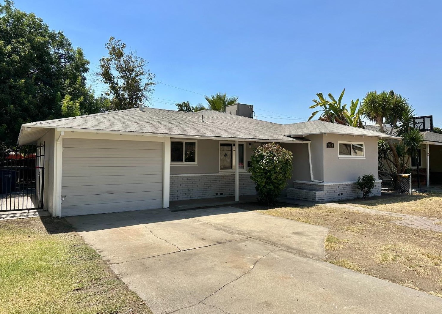 1950 Simpson Ave, Fresno, CA 93703-1033