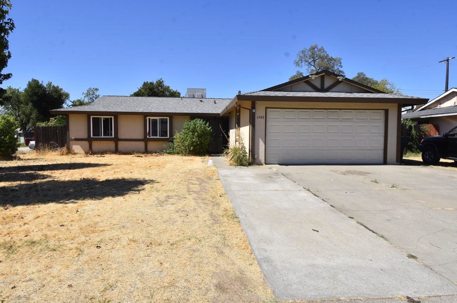 6940 Peck Dr, Sacramento, CA 95828-2120