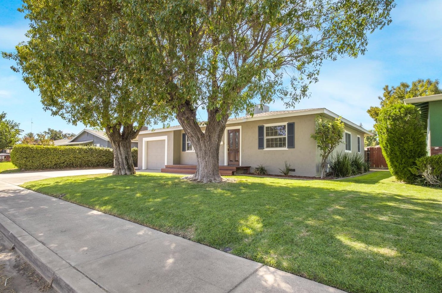 1020 5th St, Livingston, CA 95334