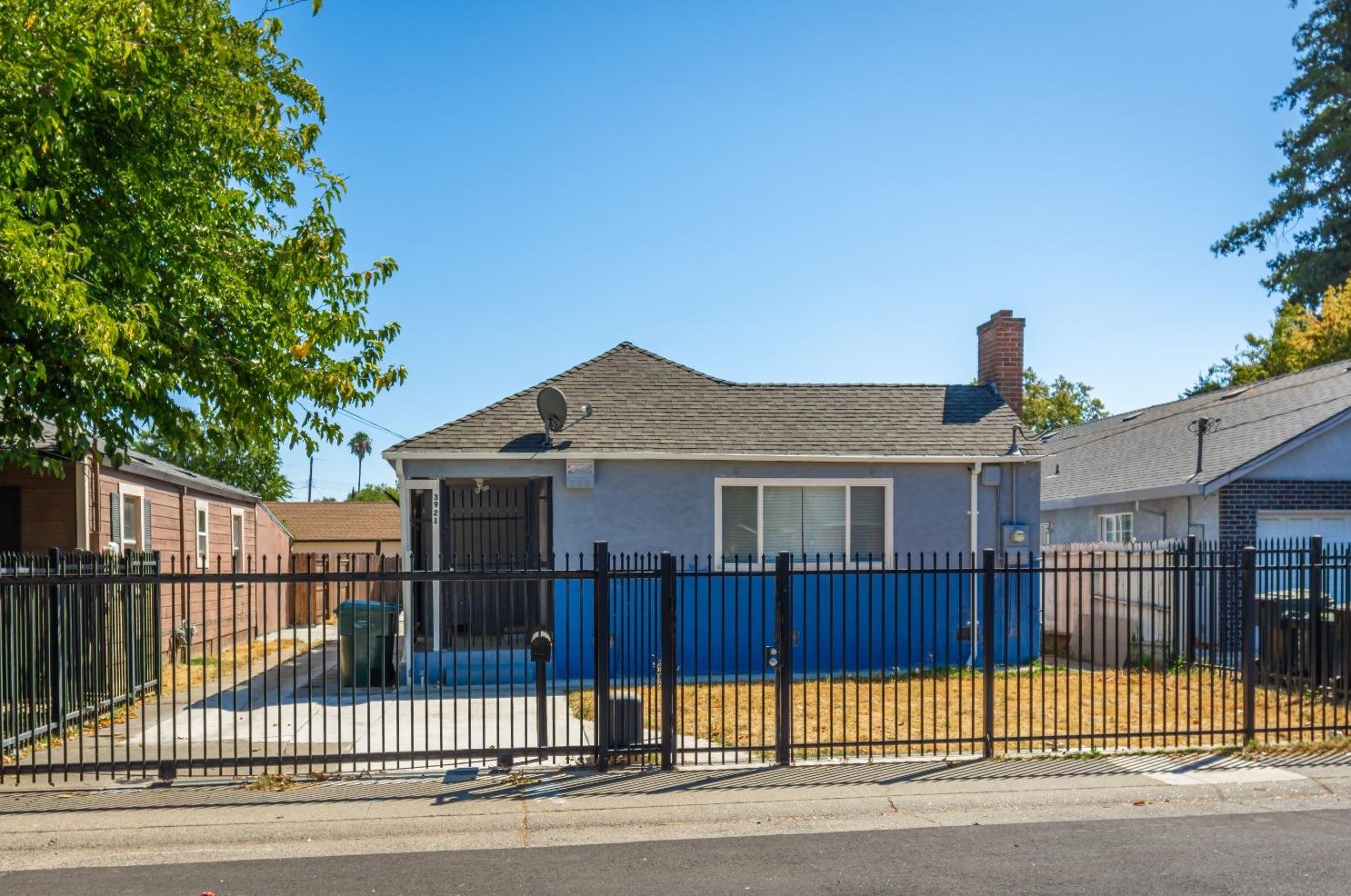 3921 41st St, Sacramento, CA 95820-2852