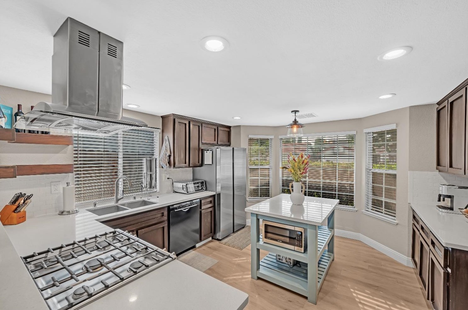 1612 Revere Dr, Roseville CA 95747-7421 exterior