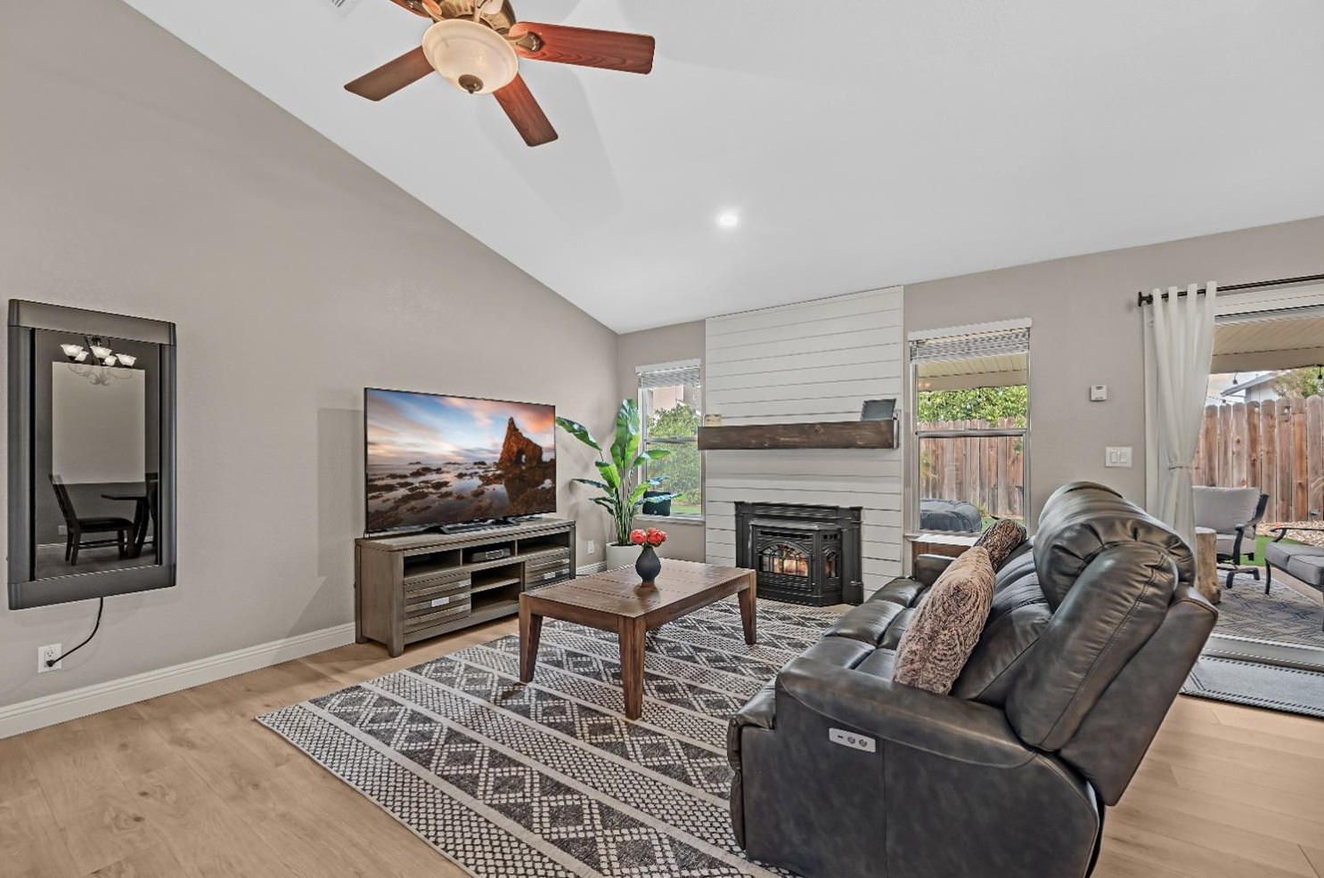 1612 Revere Dr, Roseville CA 95747-7421 exterior