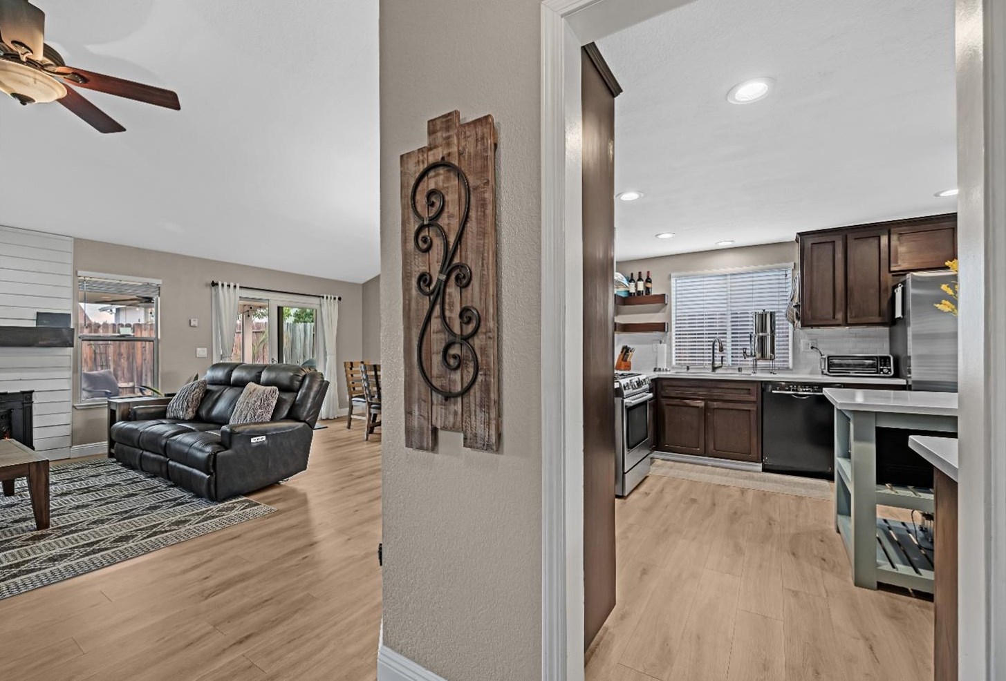 1612 Revere Dr, Roseville CA 95747-7421 exterior