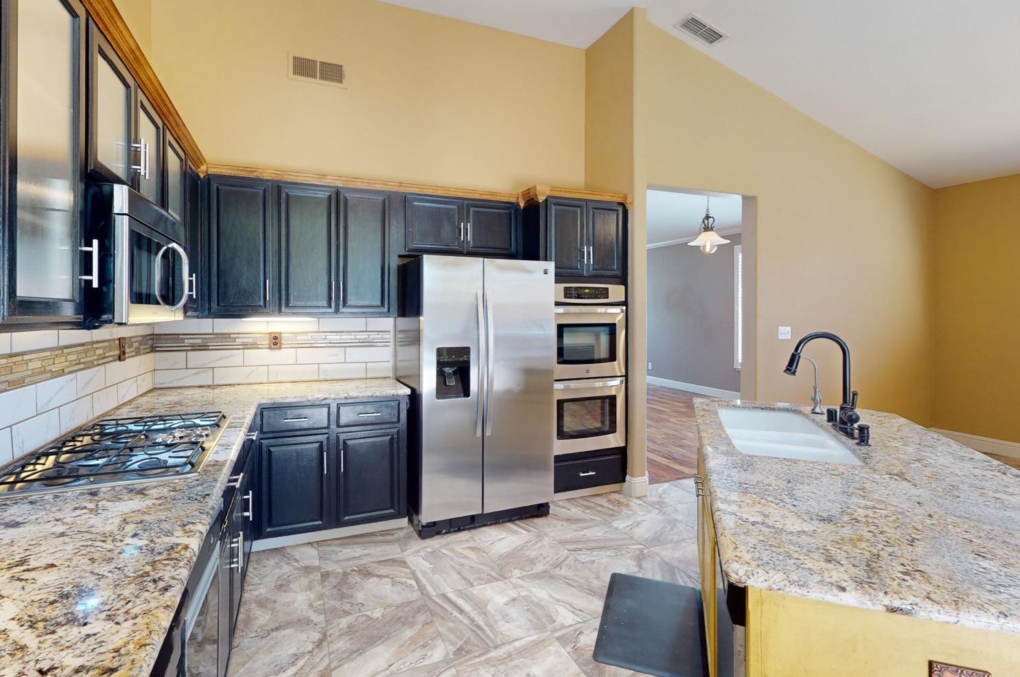 595 Millfront Ave, Yuba City CA 95991-8301 exterior