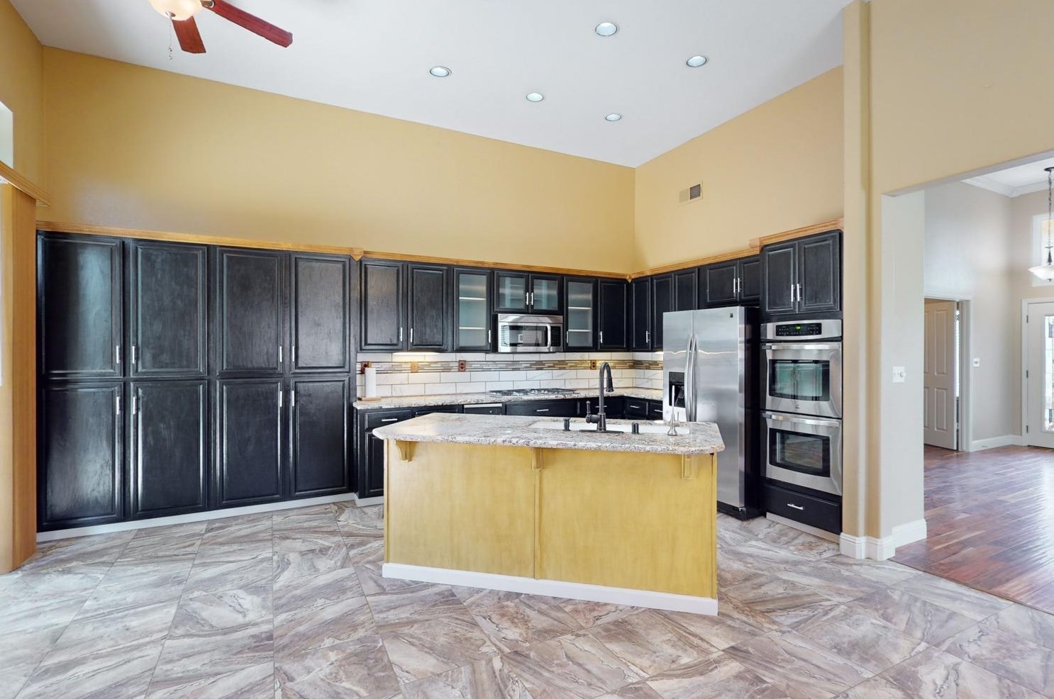 595 Millfront Ave, Yuba City CA 95991-8301 exterior