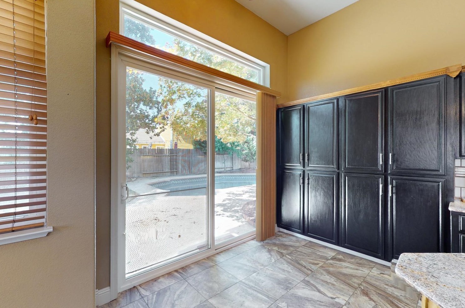 595 Millfront Ave, Yuba City CA 95991-8301 exterior