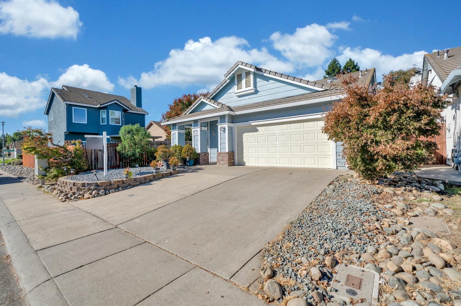 9340 Caulfield Dr, Elk Grove, CA 95758