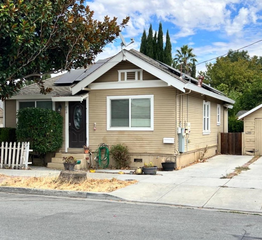 809 Powell St, Hollister, CA 95023