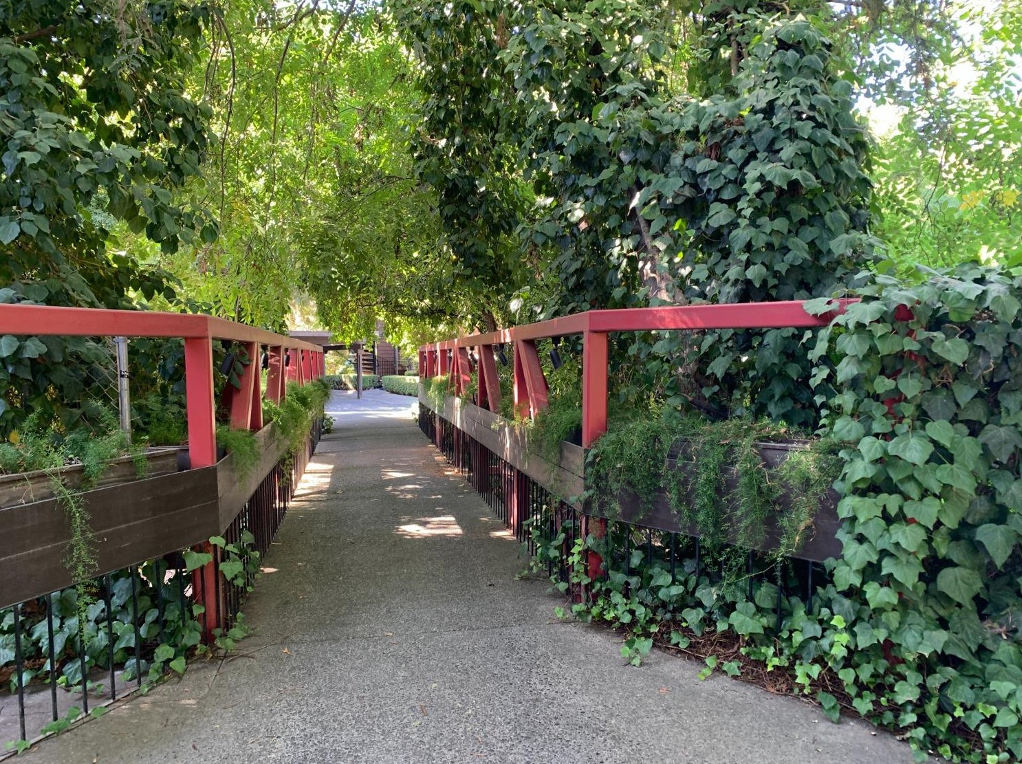 700 Woodside Ln, Sacramento CA  95825-4302 exterior