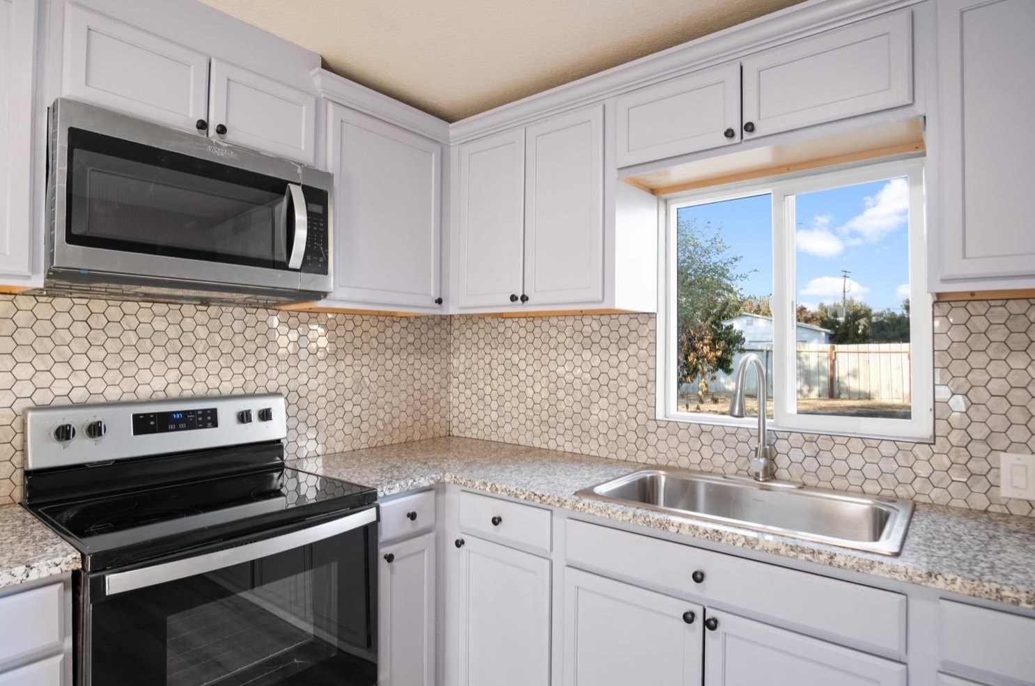 821 Minaret Ave, Turlock CA 95380-5519 exterior