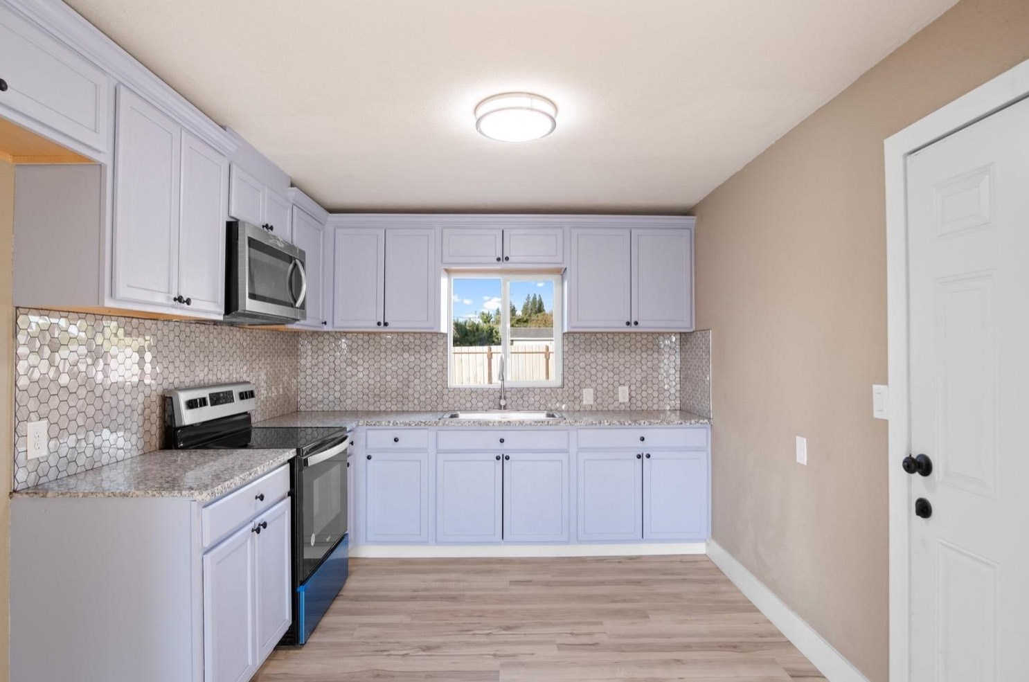 821 Minaret Ave, Turlock CA 95380-5519 exterior