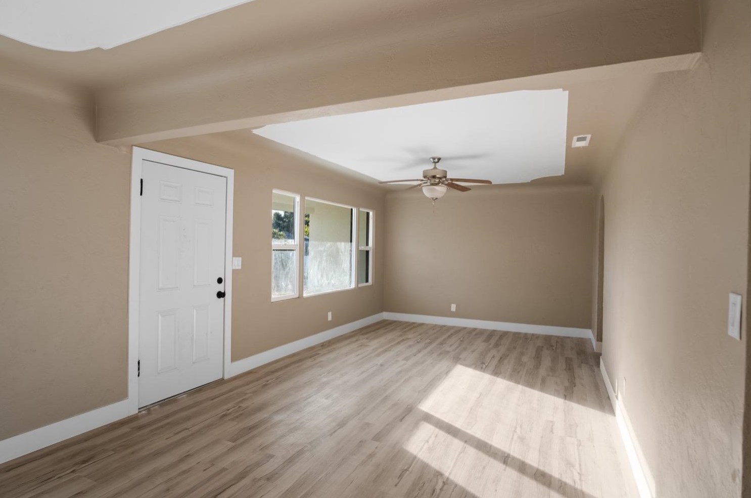 821 Minaret Ave, Turlock CA 95380-5519 exterior