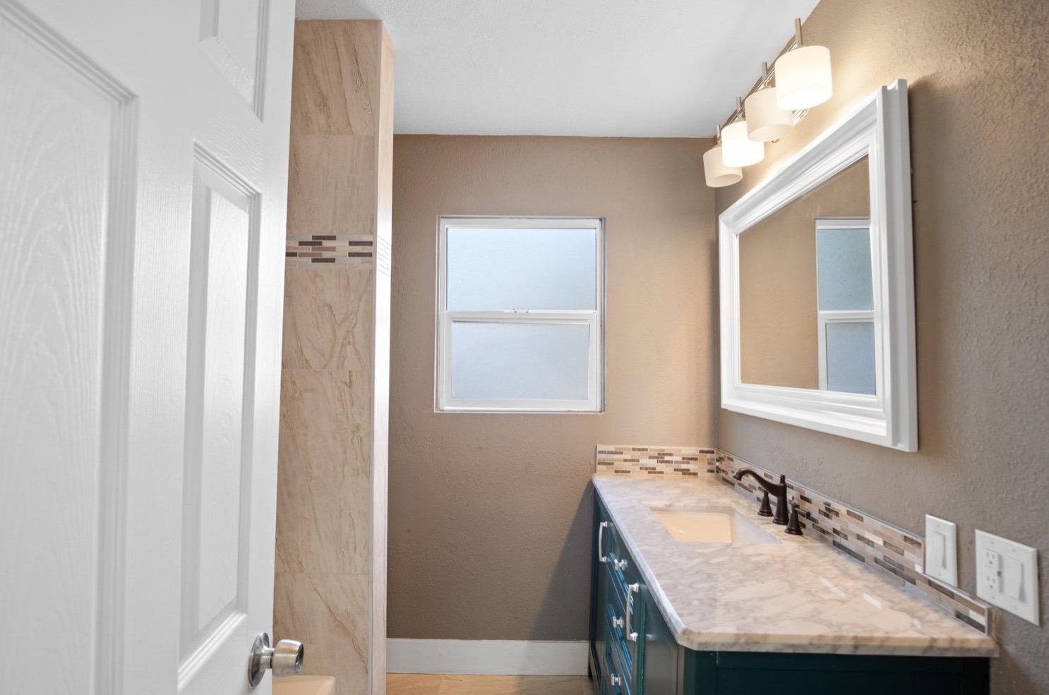 821 Minaret Ave, Turlock CA 95380-5519 exterior