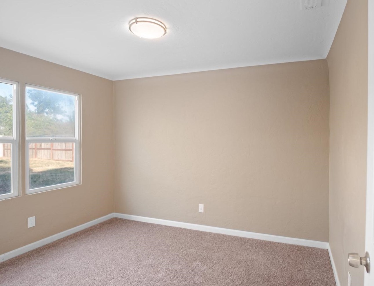 821 Minaret Ave, Turlock CA 95380-5519 exterior