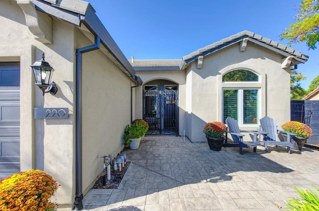 220 Singer Ln, Folsom CA  95630-5293 exterior
