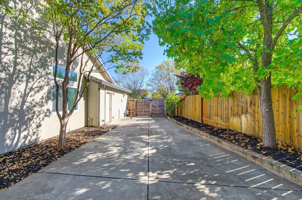220 Singer Ln, Folsom CA  95630-5277 exterior