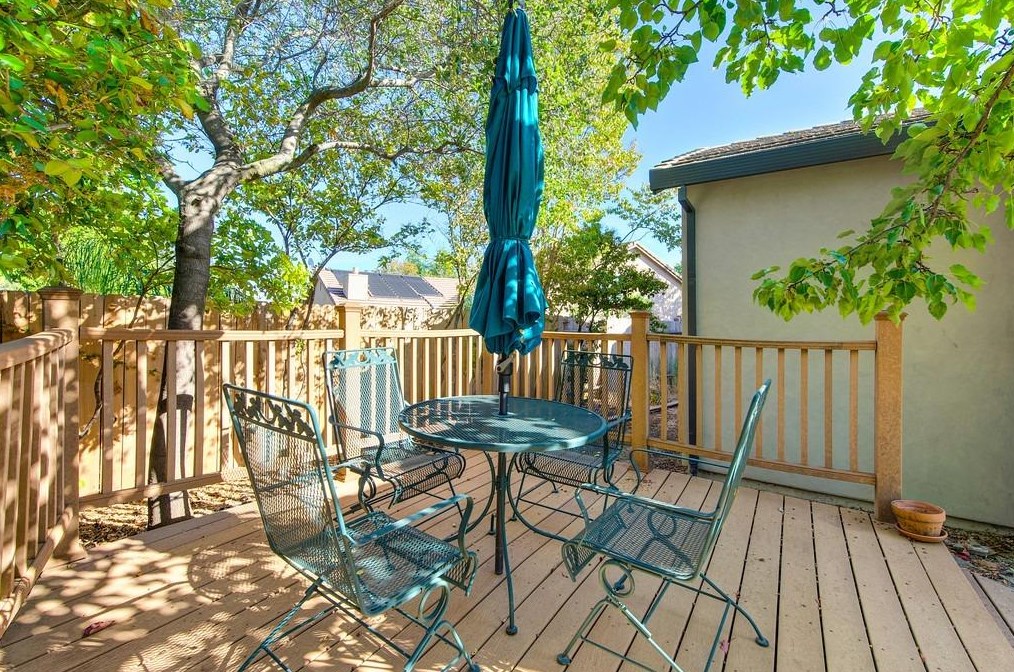 220 Singer Ln, Folsom CA  95630-5277 exterior