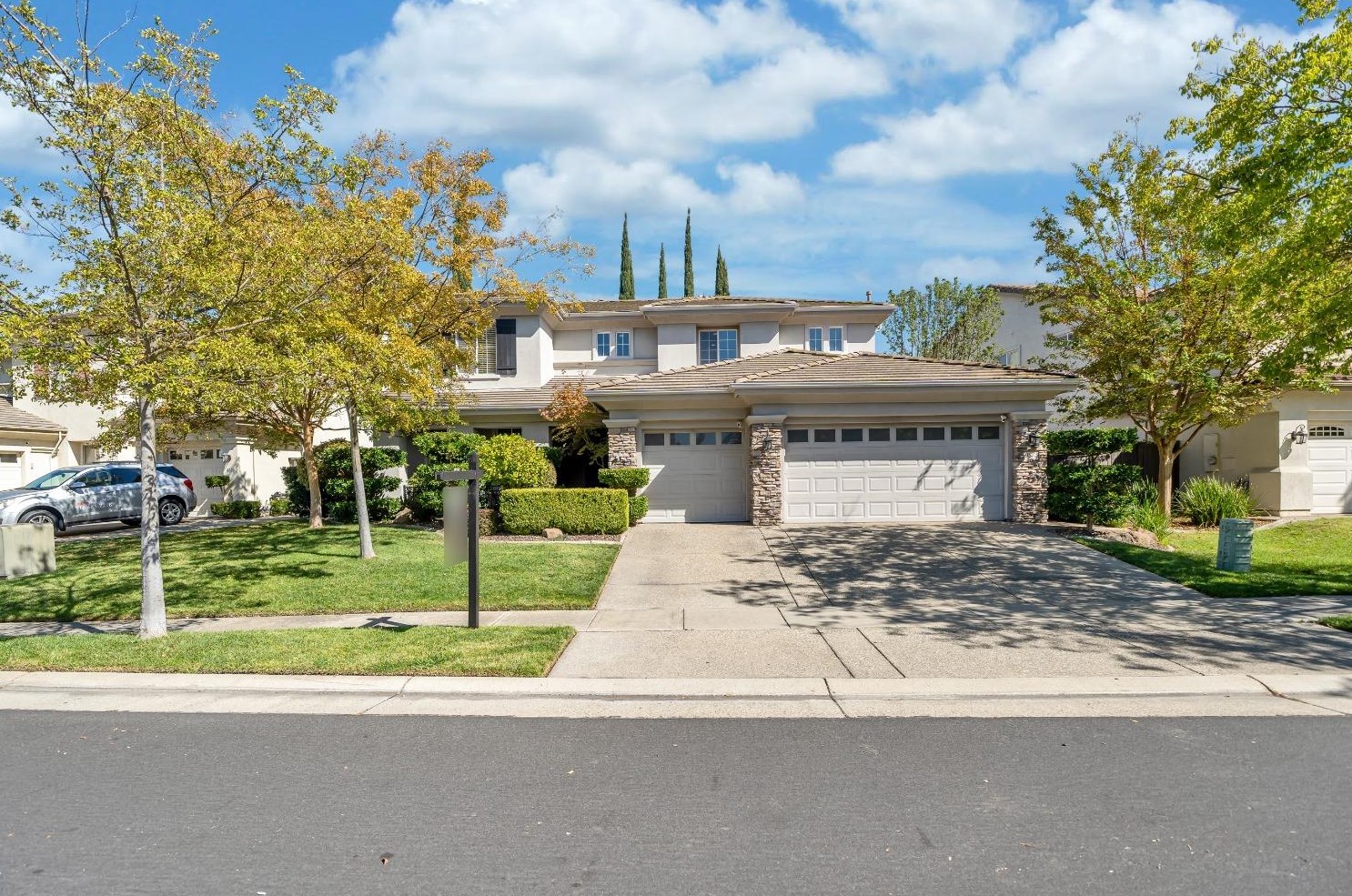 9873 Bobbell Dr, Elk Grove, CA 95757