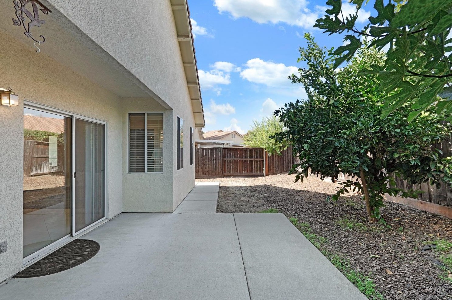 221 Aruba Cir, Sacramento CA  95823-5985 exterior