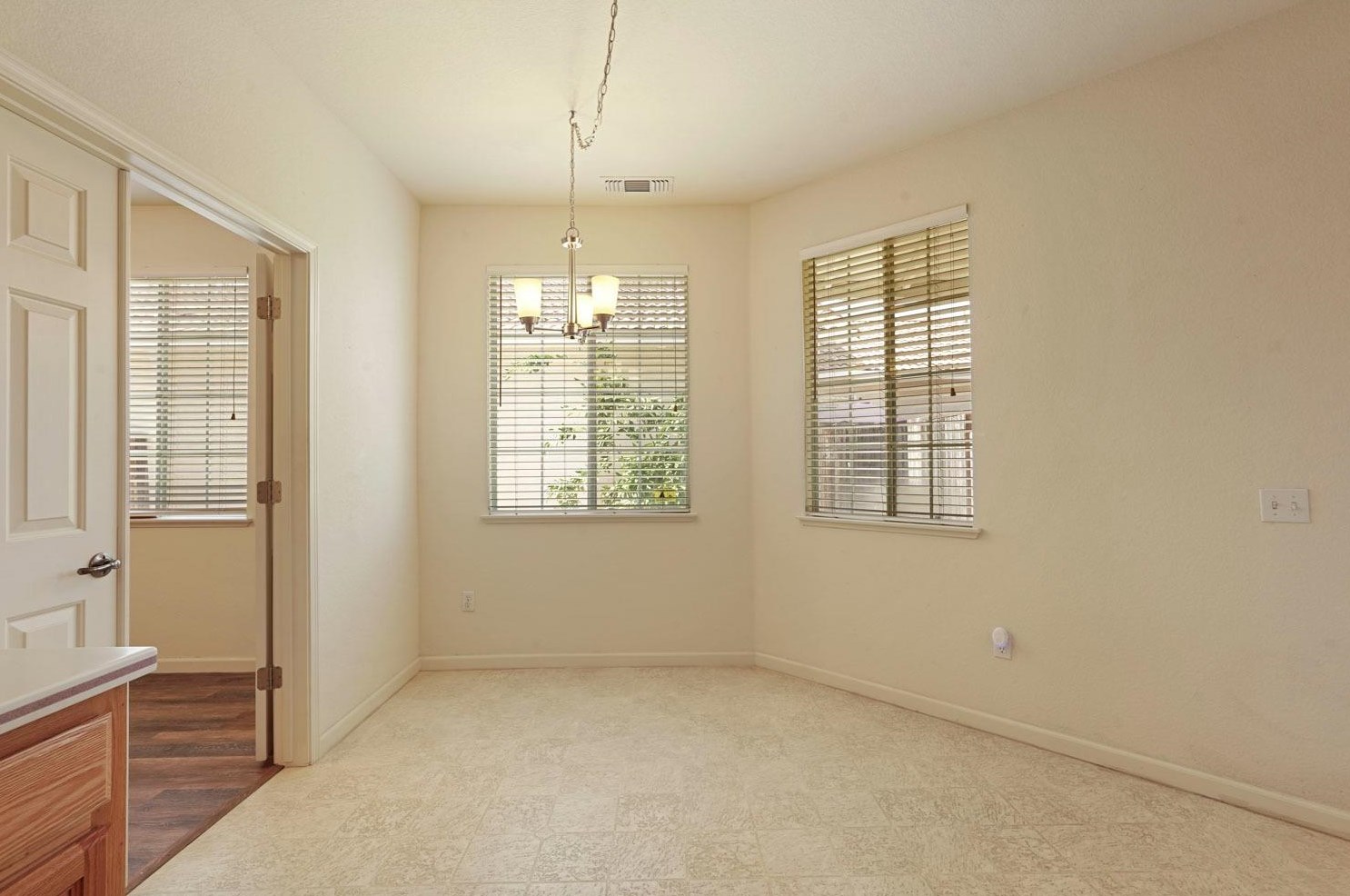 221 Aruba Cir, Sacramento CA  95823-5985 exterior