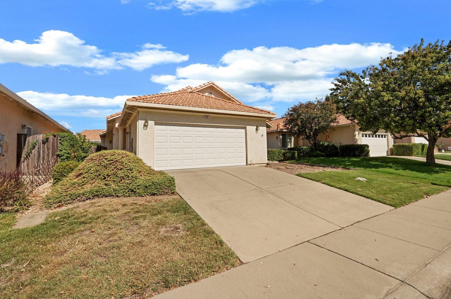 221 Aruba Cir, Sacramento CA  95823-5985 exterior