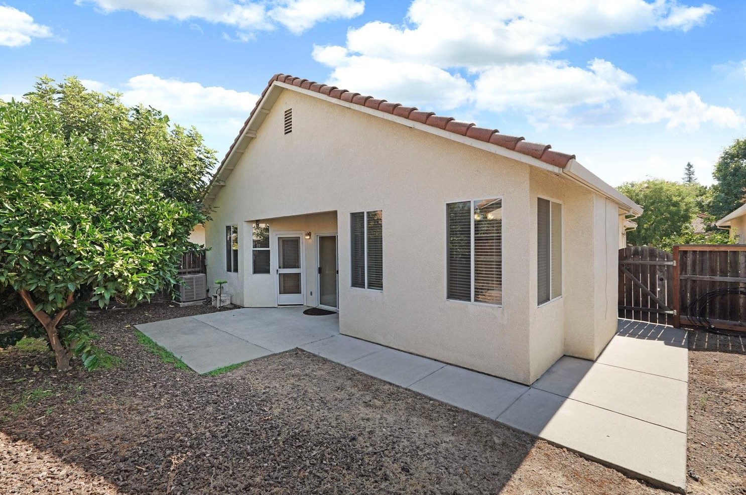 221 Aruba Cir, Sacramento CA  95823-5985 exterior