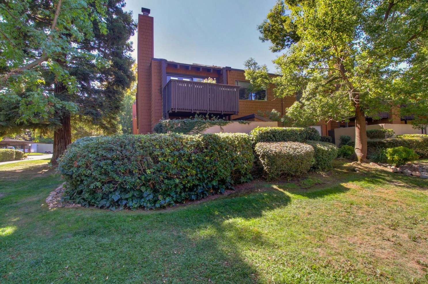 841 Woodside Ln, Sacramento CA  95825-4303 exterior