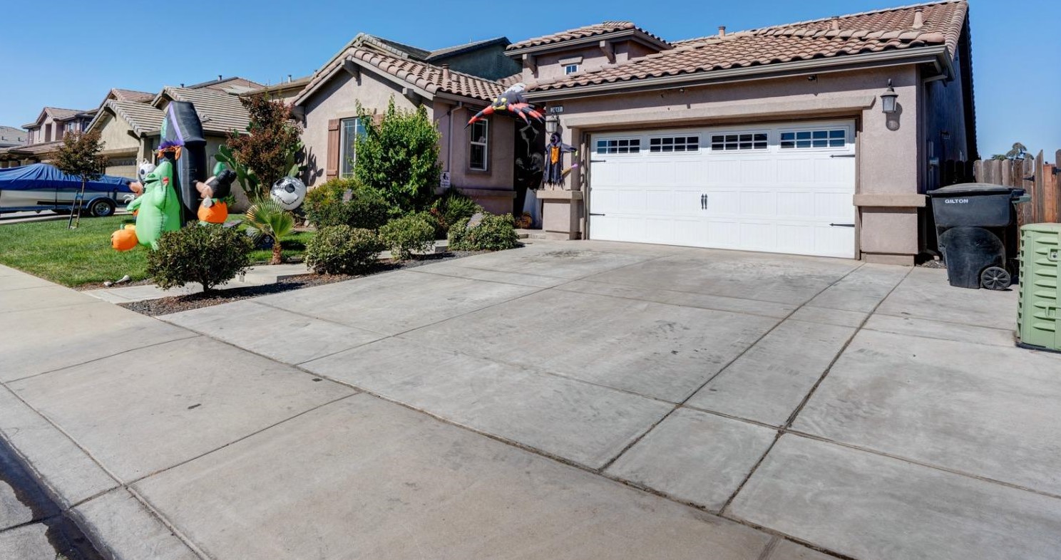 1047 Golden Leaf Dr, Livingston, CA 95334