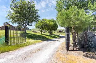 115 McCary Dr, Hollister, CA 95023 - Photo 2