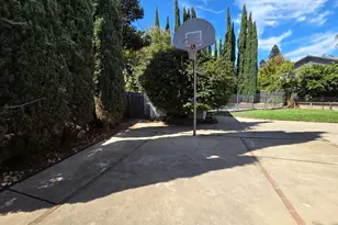 8216 Exbourne Cir, Sacramento, CA 95828 - Photo 32