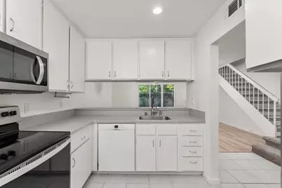 709 Woodside Ln E #2, Sacramento, CA 95825 - Photo 2