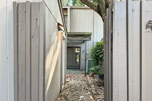 1061 Commons Dr, Sacramento, CA 95825 - Photo 30
